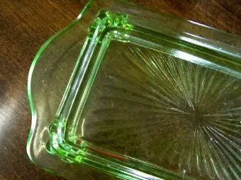 https://cf.ltkcdn.net/antiques/images/slide/104781-800x600-sandwich-tray.webp