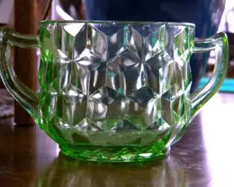 https://cf.ltkcdn.net/antiques/images/slide/104778-800x639-green-depression-glass2.webp