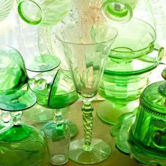 https://cf.ltkcdn.net/antiques/images/slide/247611-850x850-1-green-depression-glass.webp