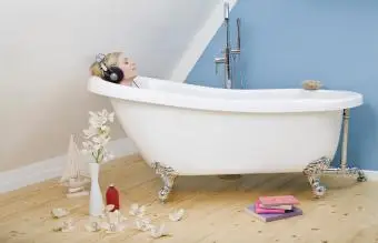 kobieta relaksująca się w wannie z pazurami