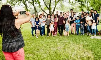 žena s rodinnou fotografii ve dvoře