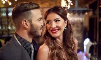 Žena Váhy se usmívá na muže