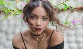 Okouzlující, exoticky vyhlížející žena Vah