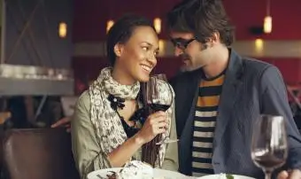 カフェで夕食を食べるカップル