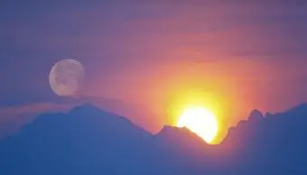slunce a měsíc za horou