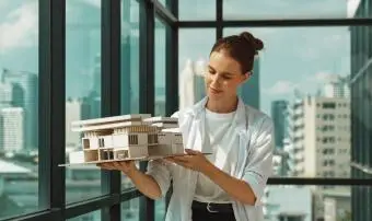 architekt inżynier wzniósł model domu