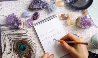 여자 손으로 수학을 하다