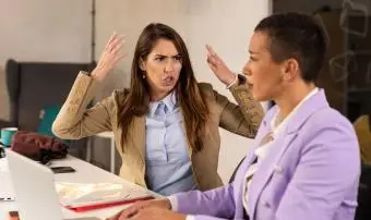 rozzlobený obchodní žena křičí na spolupracovníka