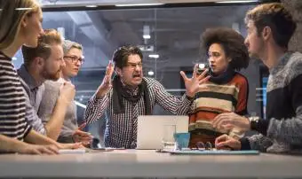 Beran panovačný šéf křičí na zaměstnance