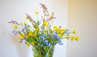 Vase avec fleurs sauvages