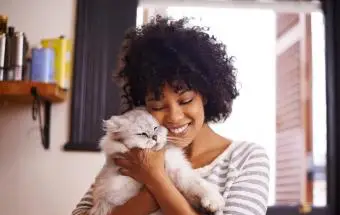 子猫を持つ女性