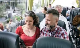 Coppia che viaggia su un autobus