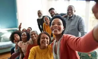 donna che fa selfie con la famiglia