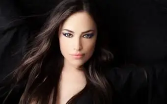 Schönes Frauenportrait mit ausdrucksstarkem Look