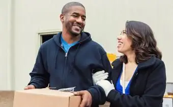 Pareja joven donando víveres
