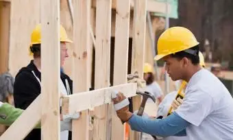 건설 현장에서 일하는 자원 봉사자