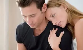 Mann vertröstet mit einer anhänglichen Frau