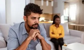 Warum ein Steinbock-Mann dich meidet oder sich zurückzieht