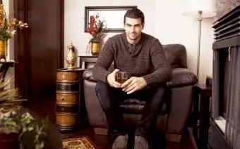 Mężczyzna siedzący przy drinku w brązowym pokoju