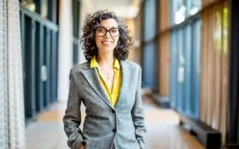 Uśmiechnięta przedsiębiorczyni przed audytorium