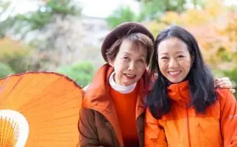 Matka i córka cieszą się jesienią