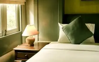 Zielone poduszki na łóżku w domu