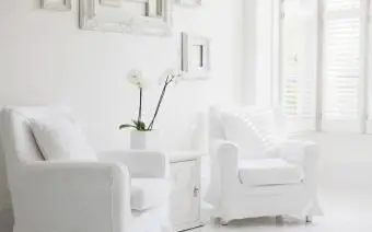 Fotele w eleganckim białym salonie