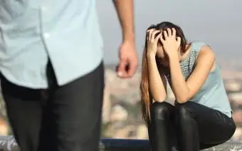 牡羊座の男はどのように別れを処理しますか？