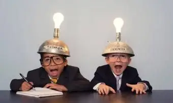 思考キャップの2人の少年