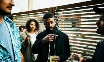 飲み物を共有しながら友達と男