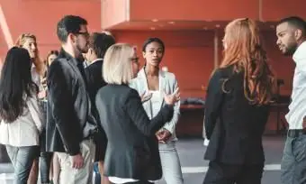 ビジネスマンとの会議室