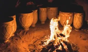 tambours à côté d'un feu de joie
