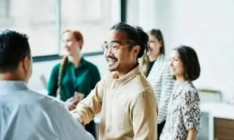 Homme d'affaires serrant la main d'un collègue