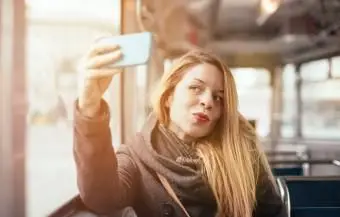 Dziewczyna pozuje z telefonem