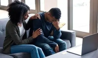 kobieta pocieszająca swojego partnera