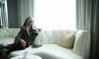 femme allongée sur un canapé de luxe blanc