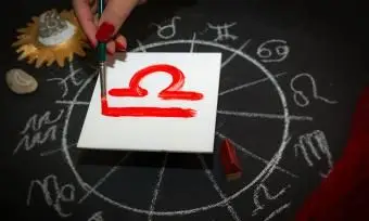 astrólogo dibuja el signo del zodíaco libra