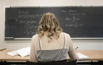 studentessa che lavora in classe