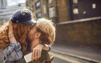 Coppia felice che si diverte insieme