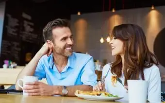 昼食時に話しているカフェのカップル