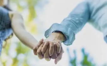 手をつないでカップル