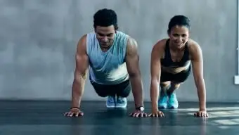 Casal fazendo pranchas ou flexões