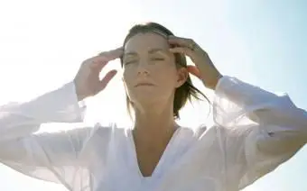 Žena cíti mystickú energiu