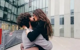 Vášnivý pár objímajúci a bozkávajúci sa vonku