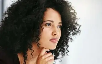 Vážna žena sústredene premýšľa