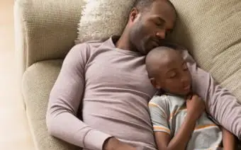 Pai e filho dormindo no sofá
