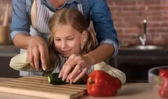 Menina feliz com a mãe