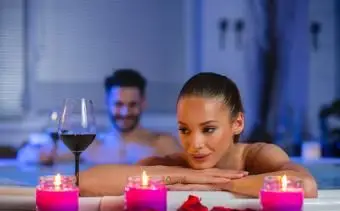 Homem e mulher na Jacuzzi