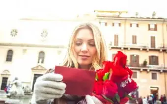 La donna riceve rose rosse