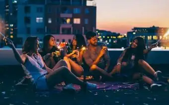 Amici riuniti sul tetto